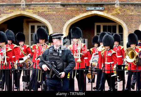 London, England, UK. Bewaffnete Polizisten im Dienst Friary Court, St James's Palace während der wachablösung Stockfoto