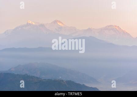 Blick auf den Himalaya reichen von Sarangkot Hügel in Pokhara, Nepal Stockfoto