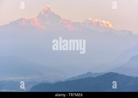 Wunderschöne Aussicht auf den Mt. Matschaputschare oder Fish Tail Berg bei Sonnenaufgang in Sarangkot, Nepal Stockfoto