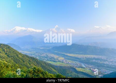 Blick auf den Himalaya reichen von Sarangkot Hügel in Pokhara, Nepal Stockfoto