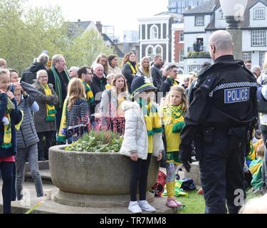 Norwich City Förderung Parade 6. Mai 2019 junge Fan trägt der Polizist hat Stockfoto