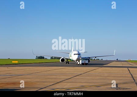 Eine Transavia Boeing 737-800 von der Start- und Landebahn am Internationalen Flughafen Norwich, Norfolk, England, Vereinigtes Königreich, Europa bewegt. Stockfoto