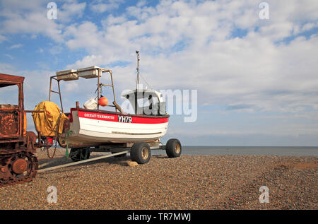 Eine Küstenfischerei Boot auf Launch Trailer mit Traktor am Strand von Weybourne, Norfolk, England, Vereinigtes Königreich, Europa. Stockfoto