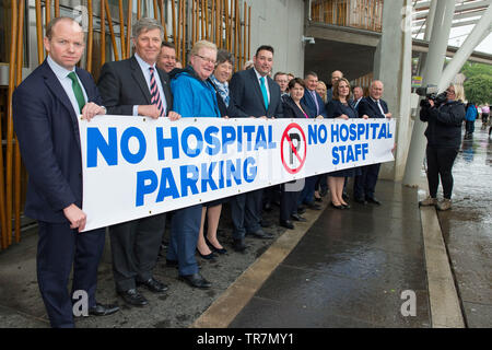 Edinburgh, Großbritannien. Der Schottischen Konservativen eine Kampagne Parken an den Krankenhäusern über Schottland zu verbessern. Shadow Gesundheit Sekretärin Meilen Briggs verbindet anderen Schottischen Konservativen MSPs in anspruchsvollen eine Überprüfung der Parkplätze für Mitarbeiter, Patienten und Besucher. Bild: (links-rechts) Donald Cameron; Edward Berg; Jackson Carlaw; Murdo Fraser; Liz Smith; Maurice Golden; Meilen Briggs; Jamie Halco Johnston; Brian Whittle; Liam Kerr; Ruth Davidson; Alexander Stewart; Maurice Corrie; Jamie Green, Jeremy Balfour; Rachel Hamilton, Michelle Ballantyne; Gordon Lindhurst; John Scott. Colin Fisher/Alamy leben Nachrichten Stockfoto