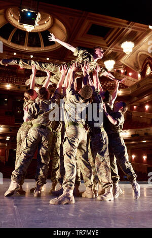 Edinburgh, Schottland. UK. 30. Mai 2019. Photocall schottischen Premiere von Rosie Kays 10 Soldaten durch die Commonwealth Games Übergabe Choreografin und Birmingham Hippodrome Associate Artist, Rosie Kay Edinburgh. Pako Mera/Alamy leben Nachrichten Stockfoto