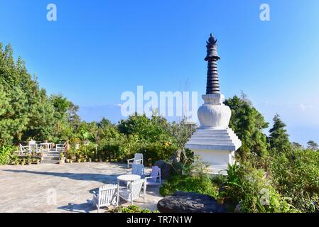 Weiße Pagode in Sarangkot mit Blick auf den Himalaya als Hintergrund Stockfoto