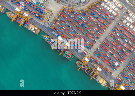 Containerschiff im Export- und Importgeschäft und Logistik. Versand Fracht Hafen mit Kran. Wasser Transport International. Luftaufnahme Stockfoto