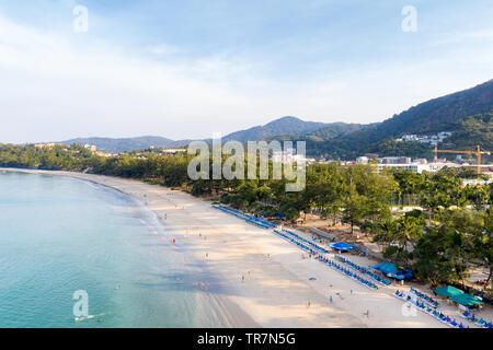 Luftaufnahme von Menschen schwimmen im transparenten türkisfarbene Meer am Strand von Karon, Phuket, Thailand. Stockfoto