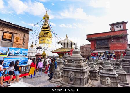 Blick auf alte Stein Stupas und die Swayambhunath Stupa in Kathmandu Stadt Stockfoto