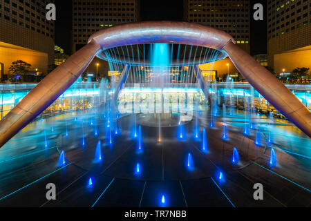 Brunnen-Show am Brunnen von Reichtum Suntec Tower in Singapur. Brunnen des Reichtums ist größte Brunnen in Singapur. Stockfoto