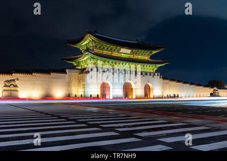 Gwanghwamun Gate bei Geyongbokgung Palast bei Nacht in Seoul, Südkorea. Stockfoto