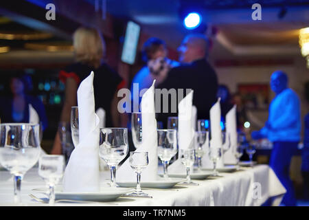 Leere Glas Wein auf das Bankett Tisch. Tabelle Einstellung für ein Bankett oder eine Dinner Party. Stockfoto