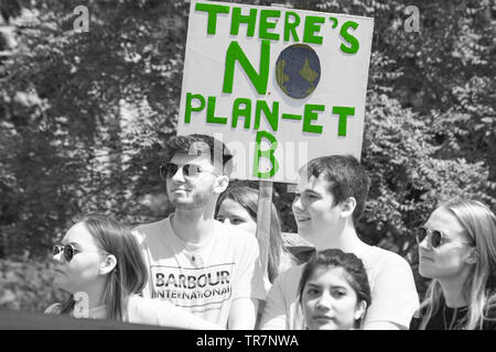 Studierende mit gibt es keinen Plan-et B Banner anmelden unter Jugend Streik 4 Klima in Bournemouth, Dorset im Mai Stockfoto