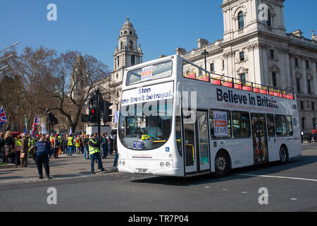 Die weiße Kampagne "Believe in Britain" Doppeldeckerbus, die während der Demonstrationen am Brexit Day Rundgänge auf dem Parliament Square, London, machte. Stockfoto