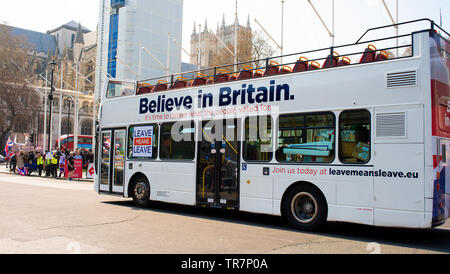 Die weiße Kampagne "Believe in Britain" Doppeldeckerbus, die während der Demonstrationen am Brexit Day Rundgänge auf dem Parliament Square, London, machte. Stockfoto