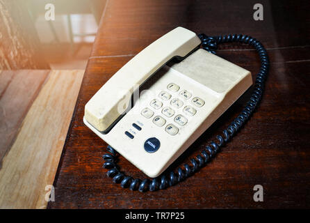 Retro Telefon alt auf dem Holztisch in Office alten Ton style/Home Telefon dfü Festnetz Stockfoto