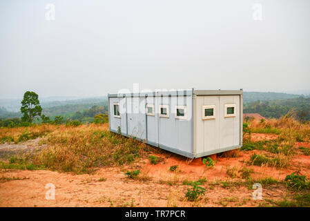 Box Container Büro/Verwaltung Abrechnung Büro an Industrial site Gebäude im Freien auf hügel berg Stockfoto