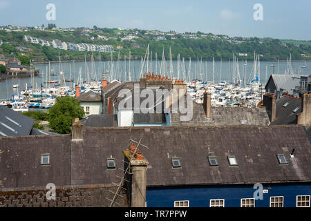 Yachten im Hafen von Kinsale und Yachthafen mit Blick auf das Scilly Townland im Hintergrund, Kinslae, County Cork, Irland Stockfoto