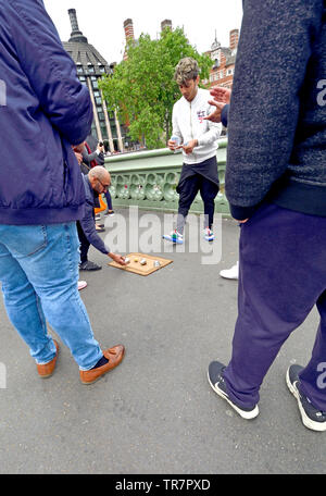 London, England, UK. Illegale Cup und Ball/3 Tassen Trick auf die Westminster Bridge, versuchen, Geld von Touristen zu con Stockfoto
