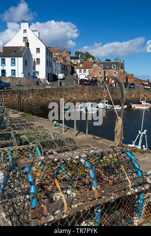 Stadt Crail, Schottland. Malerische Aussicht auf Crail gepflasterten Hafen mit Hummer Töpfe in den Vordergrund, und Hafen Residenzen im Hintergrund. Stockfoto