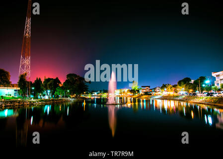 Landschaft Nachtlichter Stadt und schönen Brunnen Fluss in Loei Thailand Stockfoto