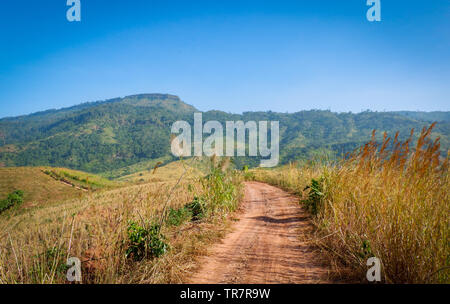 Dirt Road on Feld auf Hügel Berg - Ländliche staubigen Landstraße für off road Pickup Truck Stockfoto