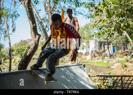 Co-Geldgeber der Holystoked Skateboarding, Schütteln, ist Eislaufen auf einem mini Rampe in Hampi, Indien. Stockfoto