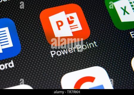 Sankt-Petersburg, Russland, 22. Februar 2018: Microsoft Powerpoint Symbol auf Apple iPhone X-close-up. PowerPoint Symbol der App. Microsoft P Stockfoto