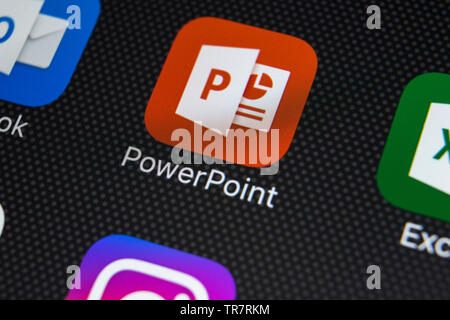 Sankt-Petersburg, Russland, 22. Februar 2018: Microsoft Powerpoint Symbol auf Apple iPhone X-close-up. PowerPoint Symbol der App. Microsoft P Stockfoto