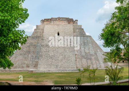 Vorderansicht des großen Maya Pyramide unter den Bäumen, die in der archäologischen Zone von Ek Balam, auf der Halbinsel Yucatan Stockfoto