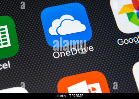 Sankt-Petersburg, Russland, 22. Februar 2018: Microsoft OneDrive Symbol auf Apple iPhone X-close-up. Microsoft onedrive App Symbol. Micro Stockfoto