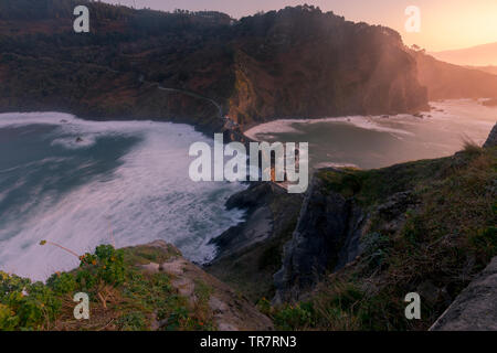 Berühmte Gaztelugatxe rock mit einem wirklich netten Sonnenuntergang neben Bermeo und Bakio im Baskenland. Stockfoto