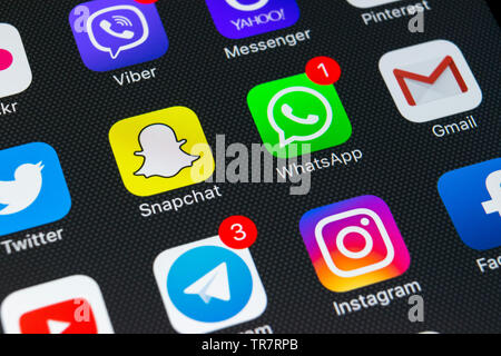 Sankt-Petersburg, Russland, 22. Februar 2018: Apple iPhone X mit Ikonen der Social Media Facebook, Instagram, Twitter, snapcha, t Anwendung auf dem Bildschirm. Stockfoto