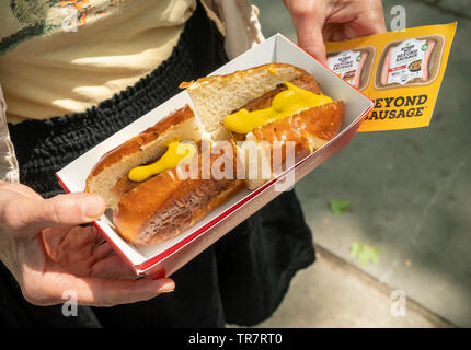 Ein Feinschmecker mit ihr Mittagessen über Fleisch Marke über Wurst bei einer Werbeveranstaltung in New York am Donnerstag, 24. Mai 2019. Die pflanzlichen Protein start-up über Fleisch hatte vor kurzem seinen Börsengang. (© Richard B. Levine) Stockfoto