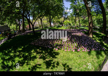 Hunderte von American Flags sind auf Veteran's Rasen zum Memorial Day im Madison Square Park über 100.000 gefallenen Soldaten, am Memorial Day Montag, Mai 27, 2019 zu Ehren. Die "gefallenen Soldaten Flagge Garten' belegt zwei Rasen im Park und jede Fahne steht für 10 Soldaten mit 10.000 gepflanzt Fahnen. Die Installation wurde von der Madison Square Park Conservancy und Credit Suisse erstellt. (© Richard B. Levine) Stockfoto