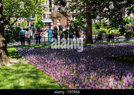 Hunderte von American Flags sind auf Veteran's Rasen zum Memorial Day im Madison Square Park über 100.000 gefallenen Soldaten, am Memorial Day Montag, Mai 27, 2019 zu Ehren. Die "gefallenen Soldaten Flagge Garten' belegt zwei Rasen im Park und jede Fahne steht für 10 Soldaten mit 10.000 gepflanzt Fahnen. Die Installation wurde von der Madison Square Park Conservancy und Credit Suisse erstellt. (© Richard B. Levine) Stockfoto