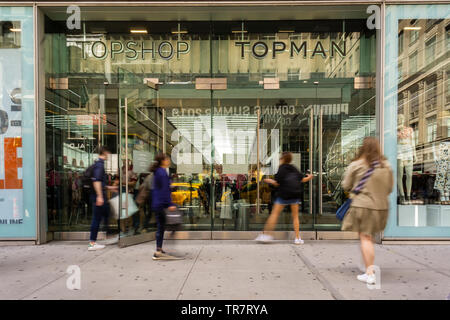 Käufer übergeben Sie die TopShop Store auf der Fifth Avenue in New York am Freitag, 24. Mai 2019. Die Arcadia Group, der Eigentümer der TopShop Kette, verkündet, daß es Datei wird auf Kapitel 15 Gläubigerschutz in den USA und seinen 11 Geschäfte hier schließen. (© Richard B. Levine) Stockfoto