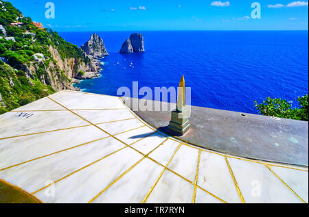 Anzeigen einer Sonnenuhr und die schöne Küste der Insel Capri in Italien im Sommer. Stockfoto