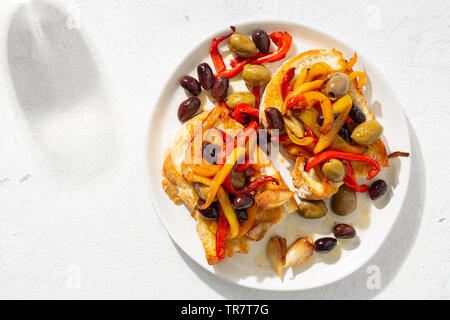 Sandwiches mit Rauch Paprika, Oliven und Knoblauch auf hellem Hintergrund, Ansicht von oben. Flach Stockfoto