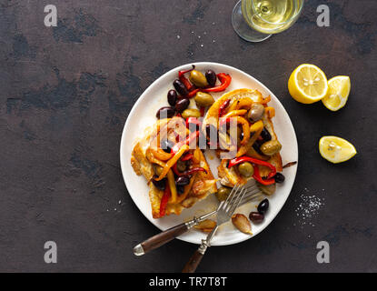 Sandwiches mit gegrilltem Paprika, Oliven und Knoblauch auf einem dunklen Hintergrund, Ansicht von oben. Flach Stockfoto