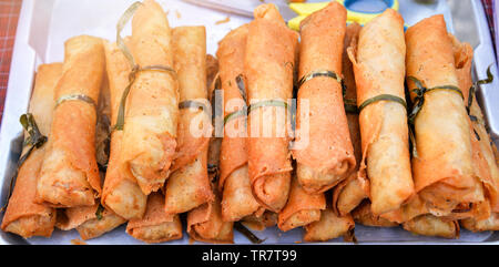 Gebratene traditionelle chinesische Frühlingsrollen in Street Food Markt Stockfoto