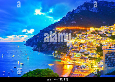 Blick auf Positano Dorf entlang der Amalfiküste in Italien in der Nacht. Stockfoto