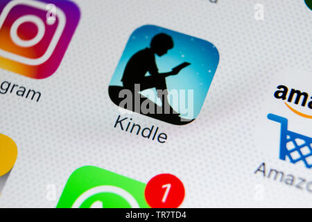 Sankt-Petersburg, Russland, 28. Februar 2018: Amazon Kindle Symbol auf Apple iPhone X-close-up. Amazon Kindle App Symbol. Amazon Kindle ein Stockfoto