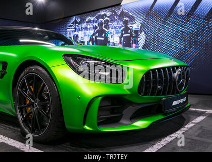 Sankt-Petersburg, Russland, 12. Januar 2018: Grüne Mercedes-Benz AMG GTR 2018 V8 Biturbo außen Details, Scheinwerfer. Vorderansicht. Auto außen Stockfoto