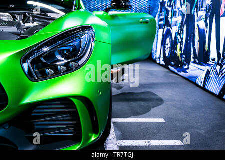 Sankt-Petersburg, Russland, 12. Januar 2018: Grüne Mercedes-Benz AMG GTR 2018 V8 Biturbo außen Details, Scheinwerfer. Vorderansicht. Auto außen Details Stockfoto