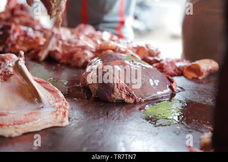 Rindfleisch, Leber und andere Fleisch von Metzger Zähler Stockfoto