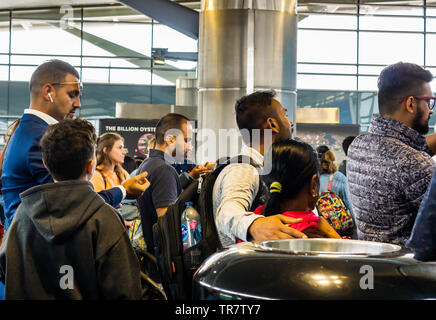 Warten auf die Fähre im St. George Ferry Terminal auf Staten Island in New York am Samstag, den 25. Mai 2019. (© Richard B. Levine) Stockfoto