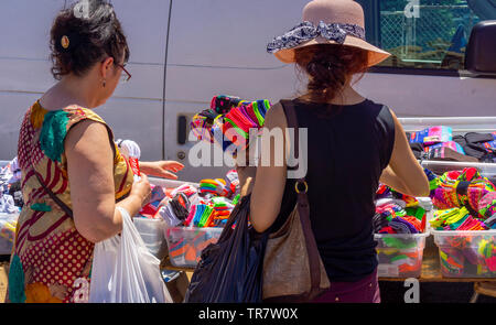 Käufer suchen billige chinesische hergestellt Bekleidung an einer Messe in der Nähe von Astoria New York am Montag, den 27. Mai 2019. (© Richard B. Levine) Stockfoto