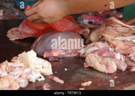 Rindfleisch, Leber und andere Fleisch von Metzger Zähler Stockfoto