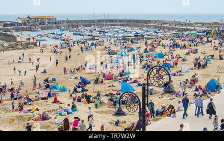 Lyme Regis, Dorset, Großbritannien. 30.April 2019. UK Wetter: Urlauber und Badegäste genießen Sie laue warme Bedingungen mit einigen sonnigen Perioden am Strand in Lyme Regis als Temperaturen Erwärmen vor dem Wochenende. Meteorologen haben einen warmen und sonnigen Start in Juni als heiße Luft fegt in feuchteren Bedingungen vorhergesagt. Credit: Celia McMahon/Alamy Leben Nachrichten. Stockfoto